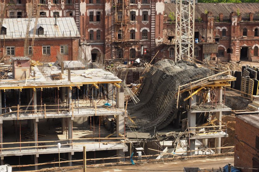 Colapso de techo en una sitio de construcción.