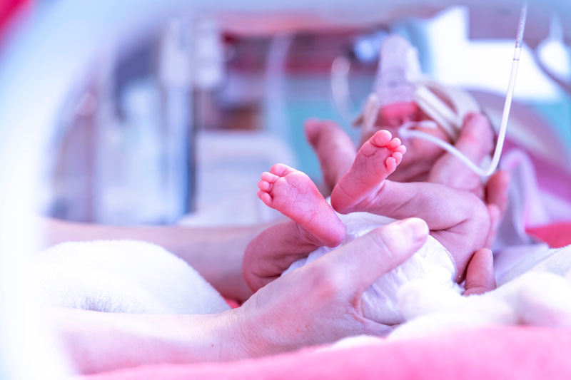 Quais são os fatores de risco que aumentam a probabilidade de necessidade de reanimação neonatal?