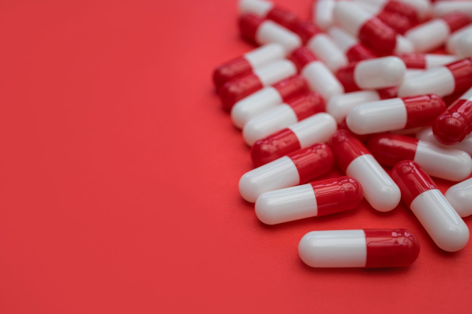 Seis comprimidos por dia do Paxlovid podem tratar a Covid-19, aponta estudo da Pfizer. Foto: Reprodução/AdobeStock