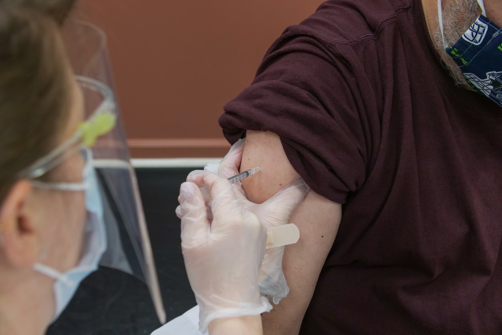 A melhor maneira de prevenir a infecção por hepatite B e C é através da vacinação, disponível pelo SUS. Foto: Reprodução/Unplash