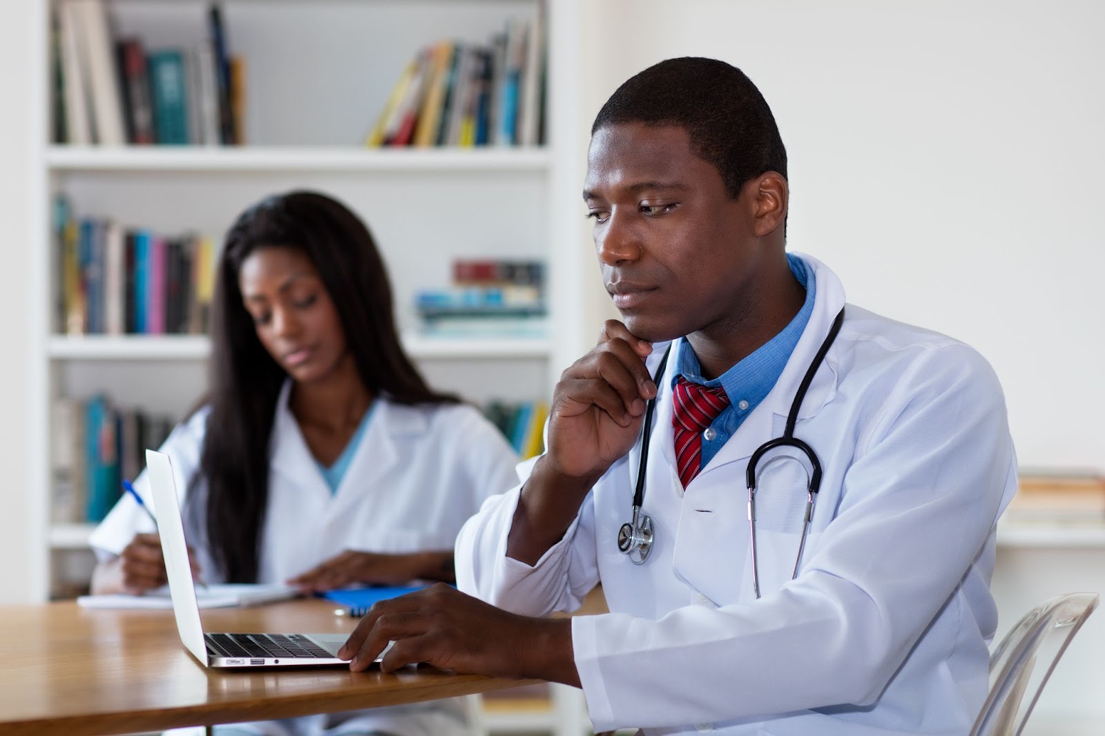 Antes de escolher a residência o médico precisa decidir, dentre outras coisas, se vai querer trabalhar em consultório ou dando plantão; Foto: Reprodução/Adobe Stock