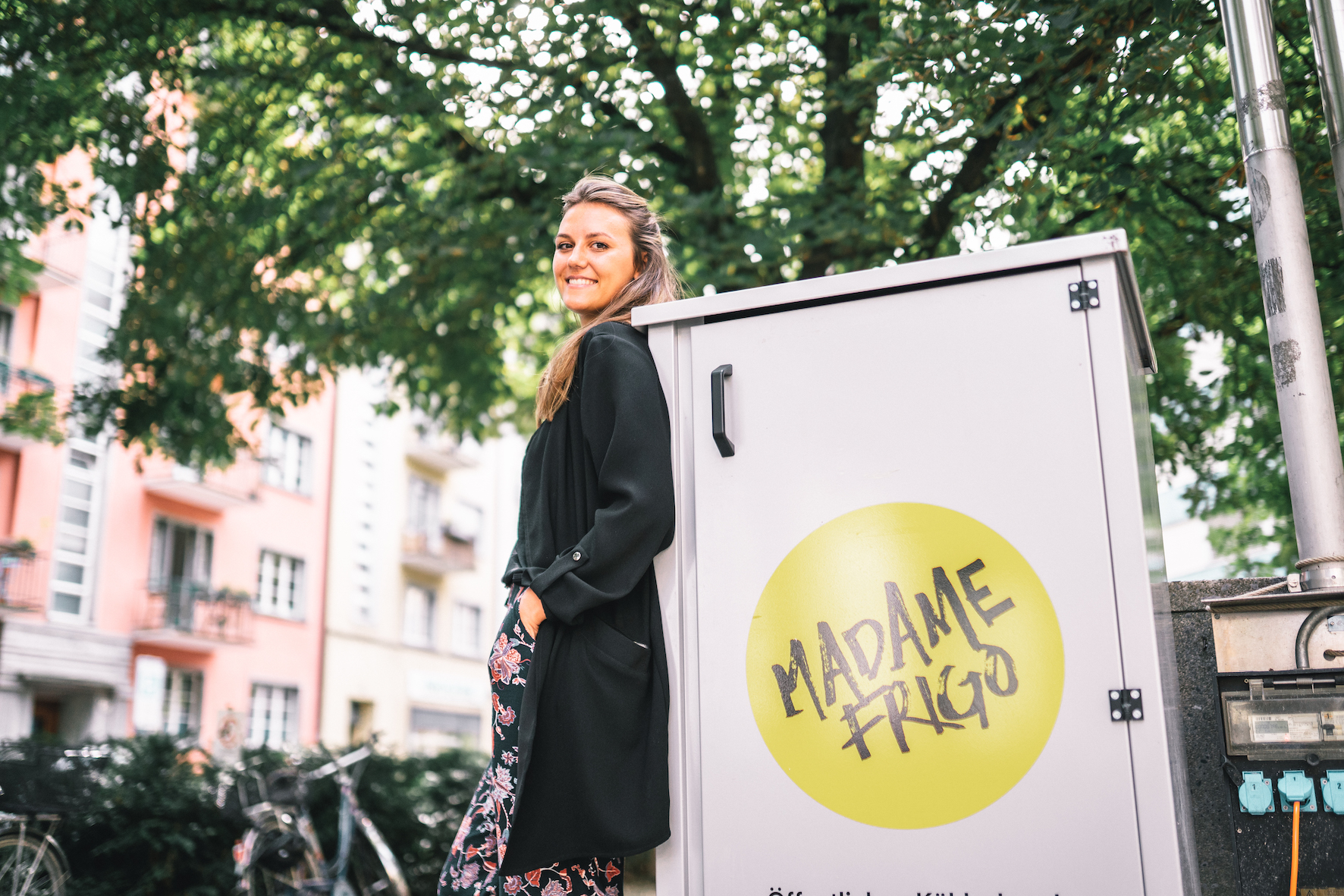 Jana vor einem Madame Frigo Kühlschrank.