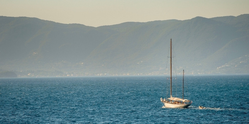 yacht using its motor