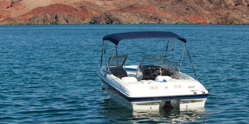 How to anchor your boat on a lake