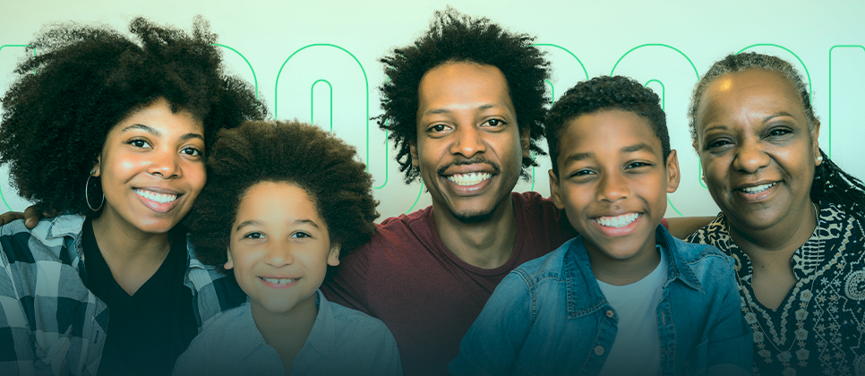 uma família sorrindo e feliz