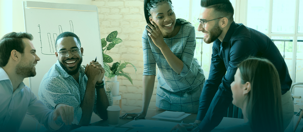 um time sorrindo e discutindo informações no ambiente de trabalho.