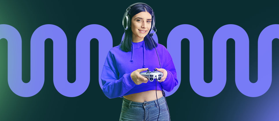 Mulher vestindo uma blusa roxa, usando fones de ouvido e segurando um controle de videogame.