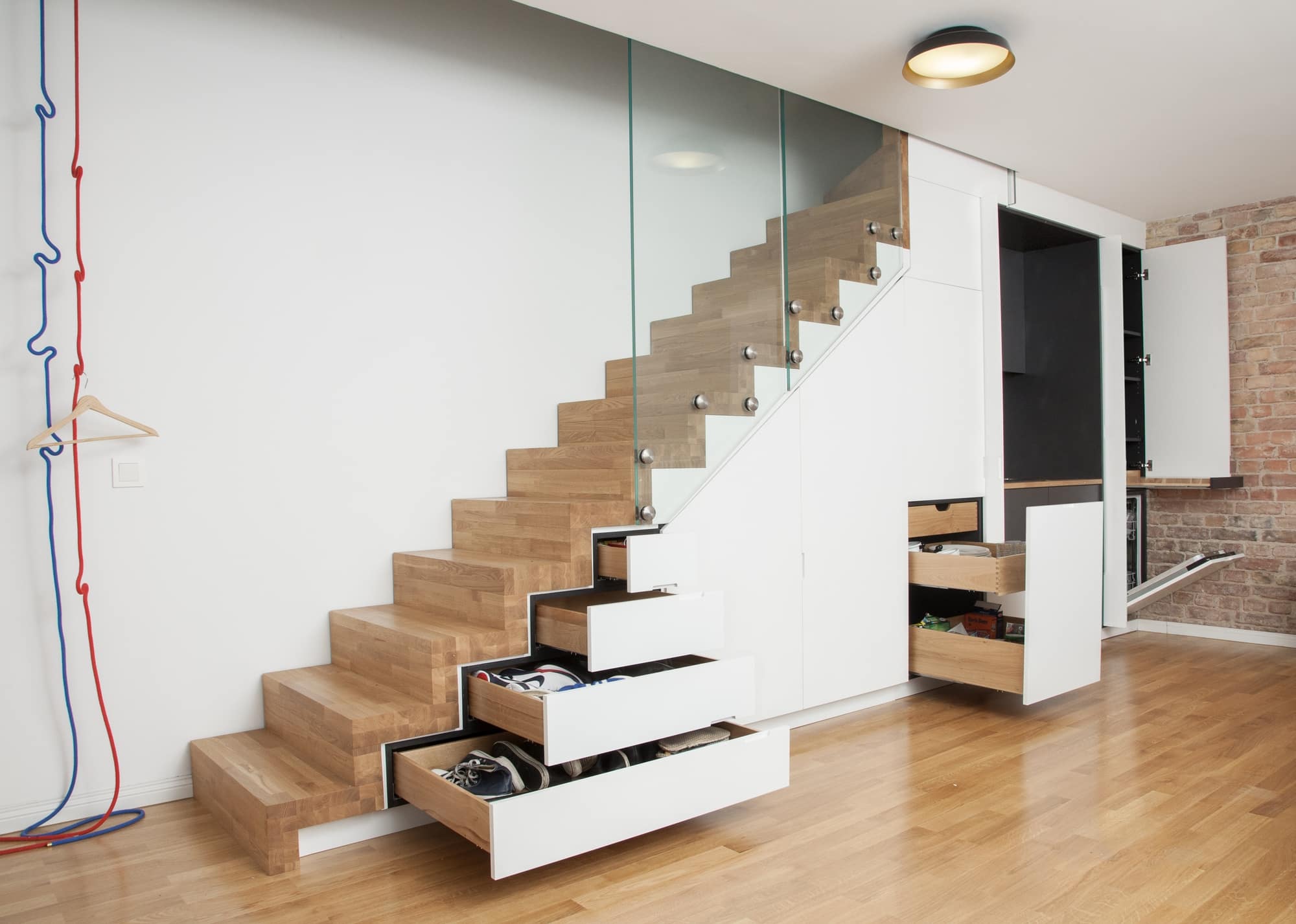 Treppe mit Einbauküche und Einbauschrank