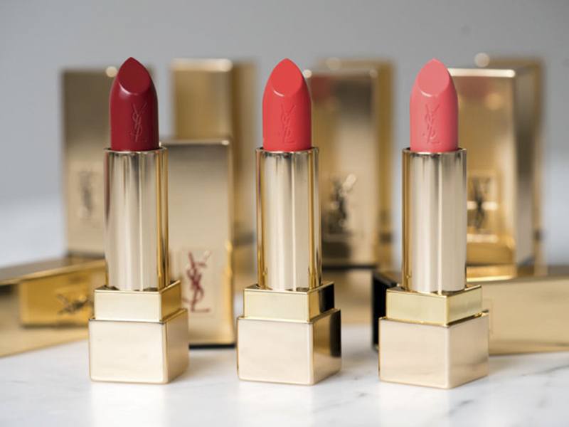 Son YSL Pur Couture Satin Radiance Lipstick có chất son satin mềm mỏng dễ tán