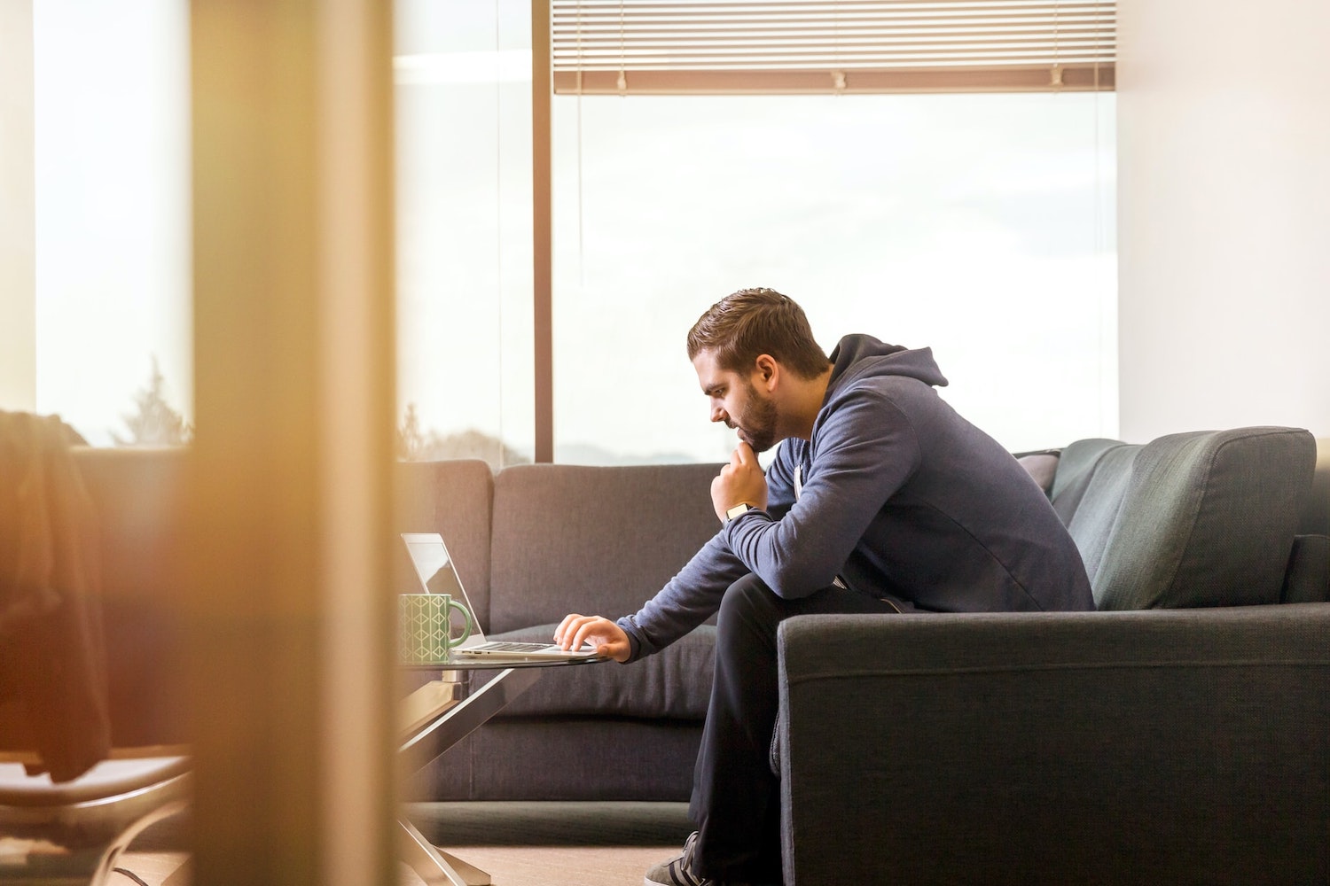 Start-up Gründer schaut sich Markt- und Trendanalyse an