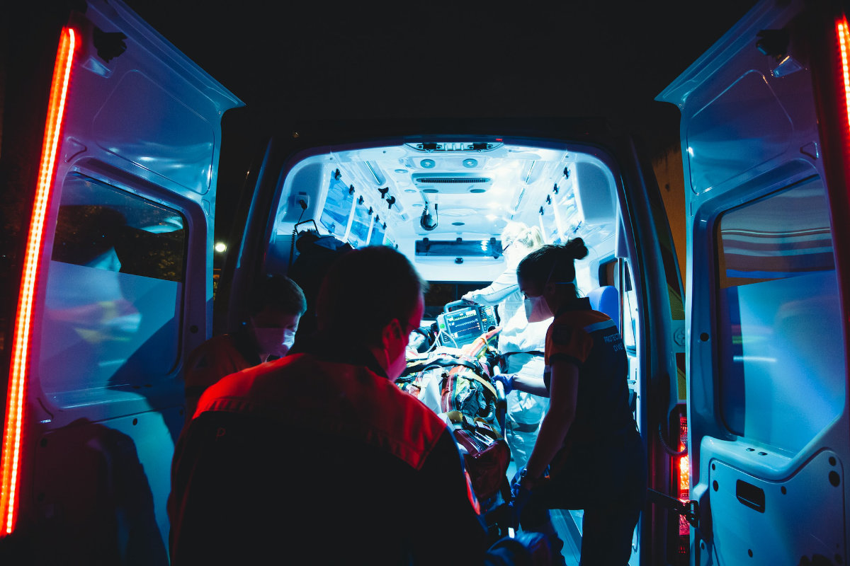Parte trasera de una ambulancia atendiendo a un paciente. 