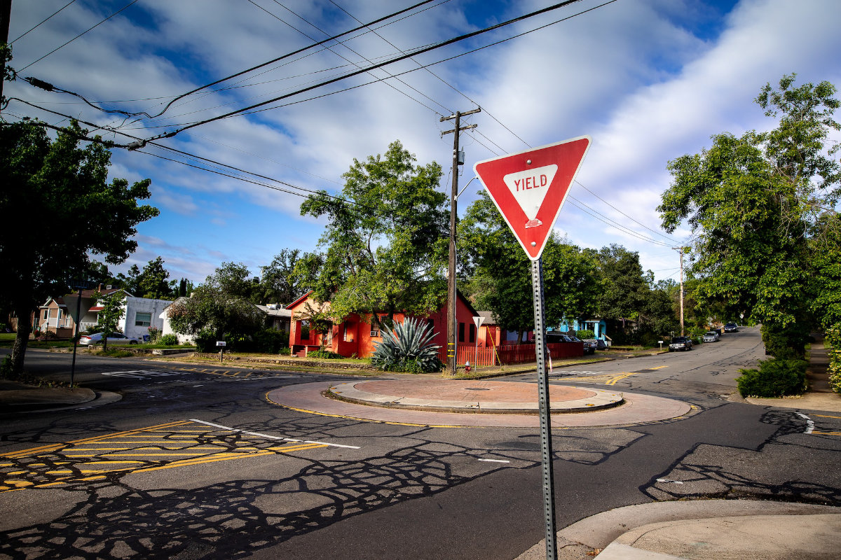 A yield sign on a roundabout 4-way crossing