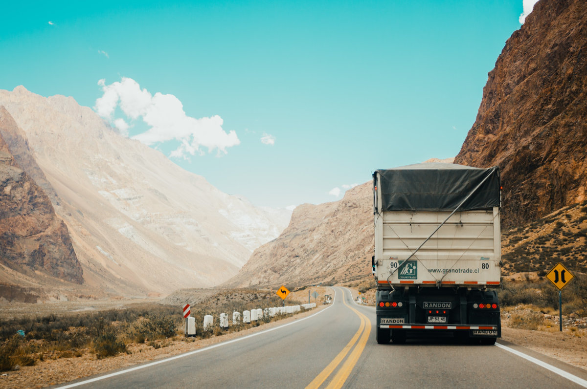 Ángulo trasero de un camión circulando por la carretera 