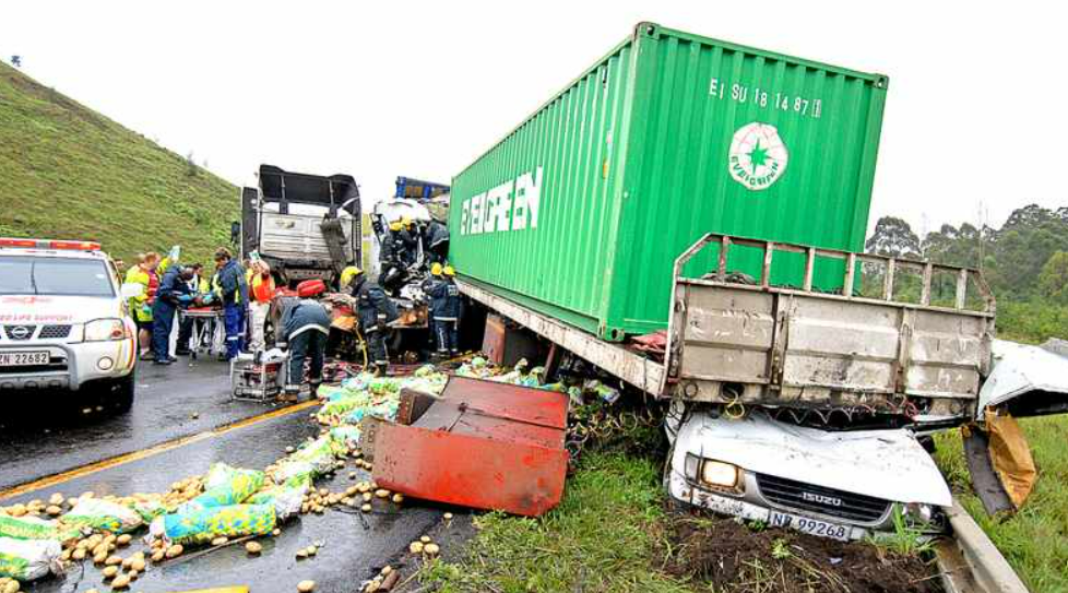 Derrame de productos en accidente de camión 