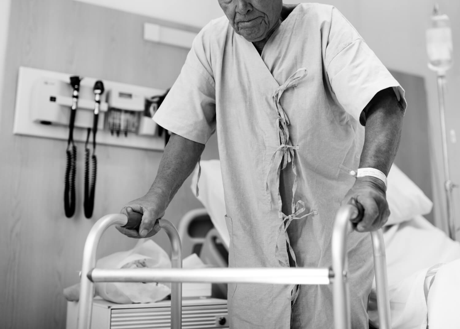 Un anciano se recupera en el hospital 