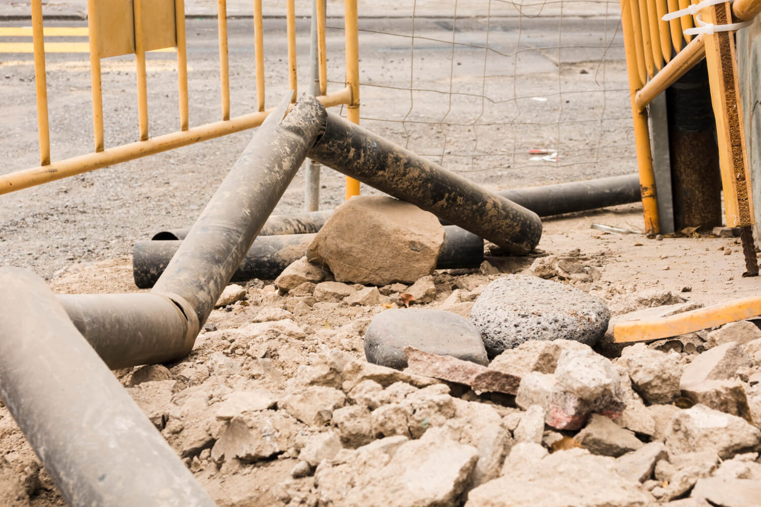obra en construcción con tuberías viejas y escombros. 