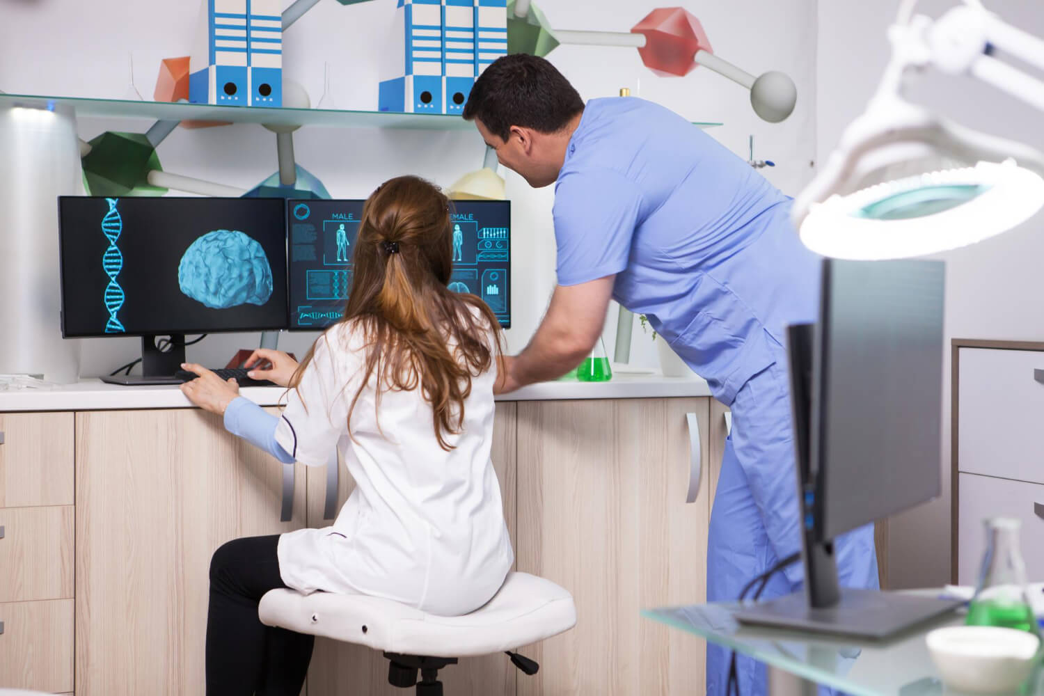 Médicos y médicas comprobando los resultados de un escáner cerebral. 