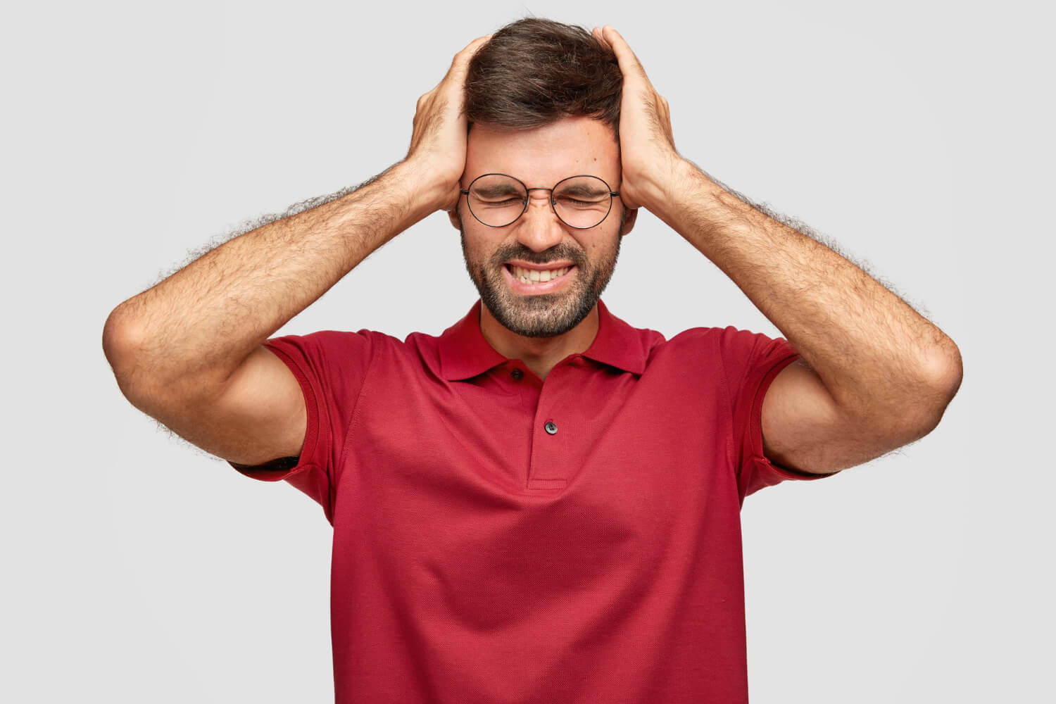 Hombre sujetándose la cabeza por el dolor. 