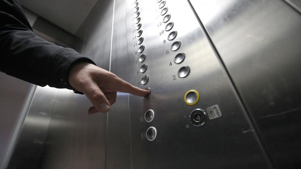 Persona que comprueba si el ascensor funciona mal