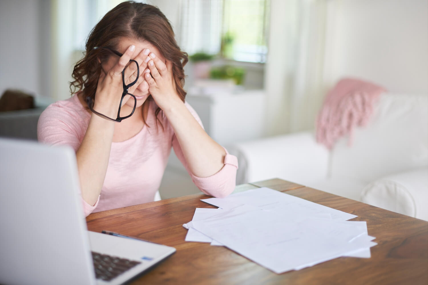 Mujer descontenta con el resultado de su caso. 
