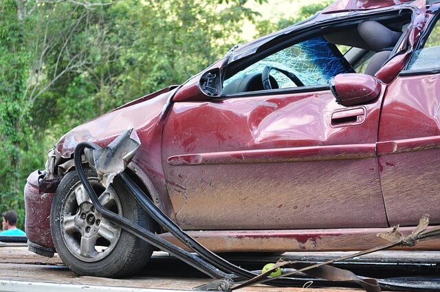 Coche destrozado tras un accidente. 