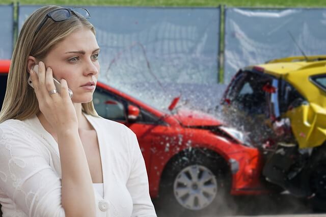 Mujer con accidente de fondo llamando a los servicios de emergencia tras un accidente 