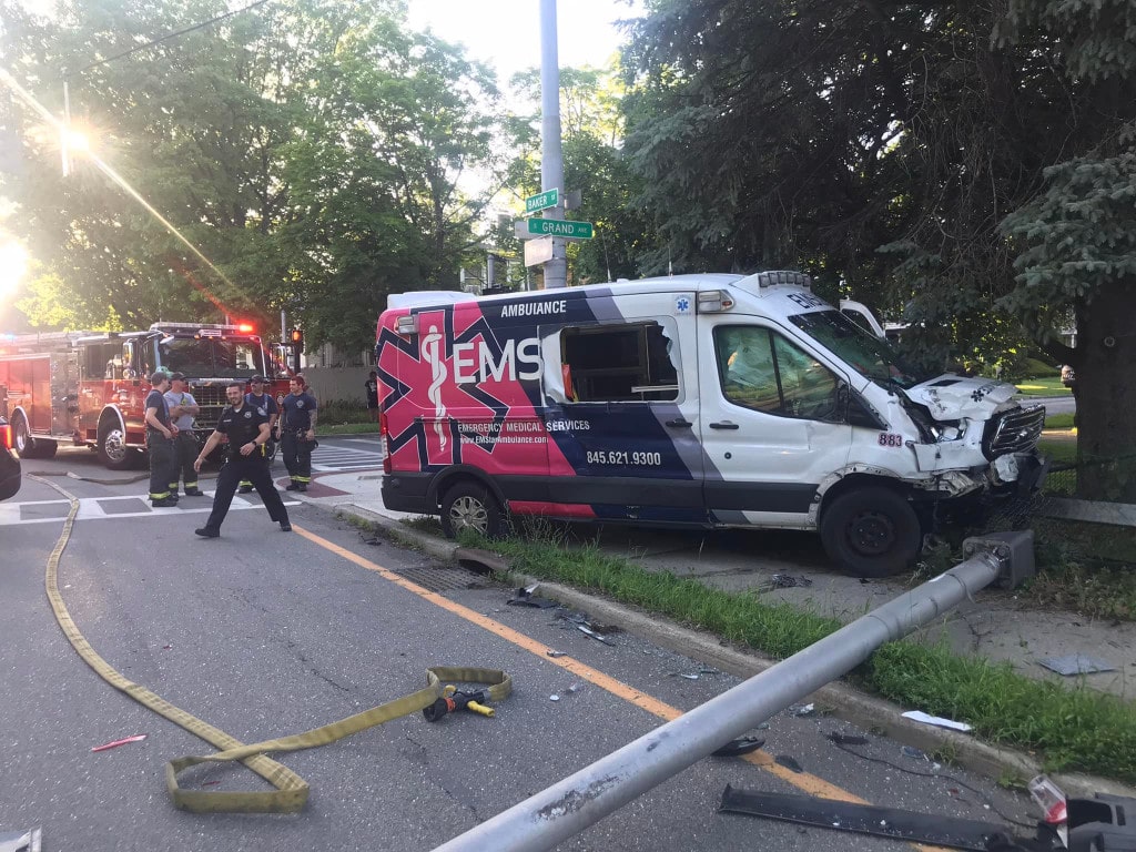 Accidente de una ambulancia contra una farola