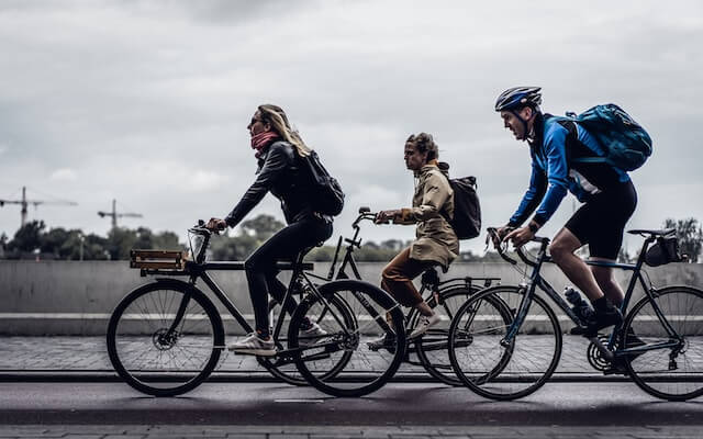Grupo de motoristas circulando por la ciudad