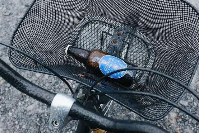 Bicicleta con una cerveza en su cesta. 