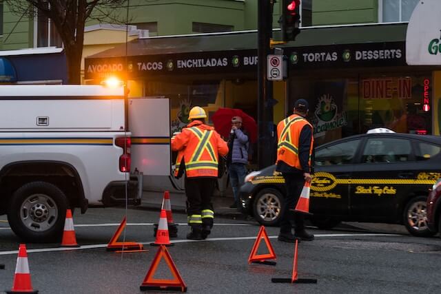 Vehículos de emergencia bloqueando la carretera con sirenas. 