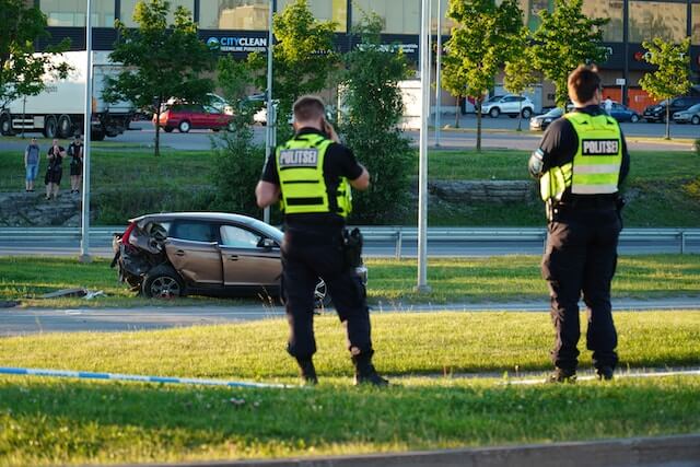 Agentes de policía piden refuerzos para ayudar en un accidente de tráfico. 