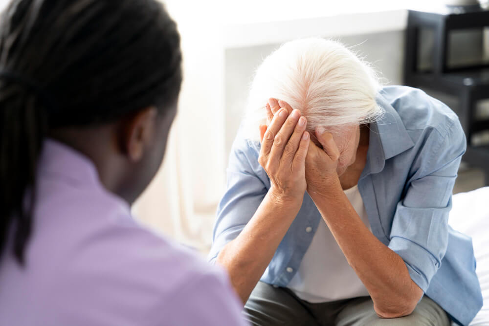Trabajadora social controlando a una anciana frustrada 