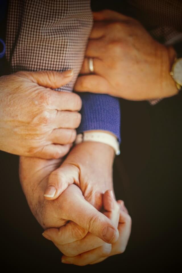 primer plano de una pareja de ancianos que se apoyan mutuamente 