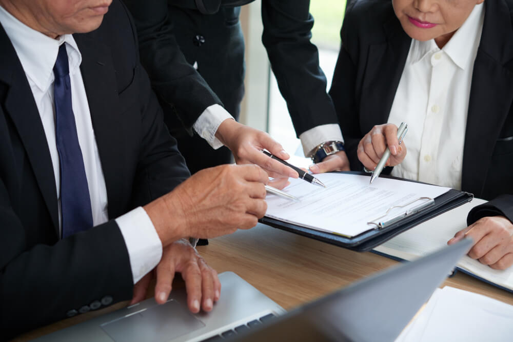 Abogados discutiendo un asunto legal 
