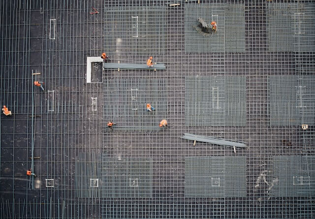 foto en ángulo cenital de obreros de la construcción 