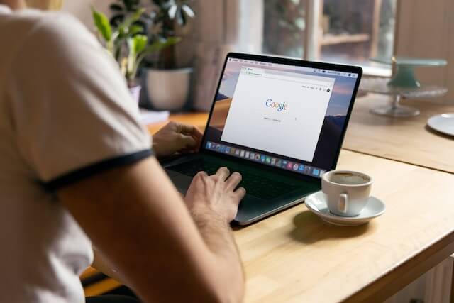 Hombre navegando por internet en google. 