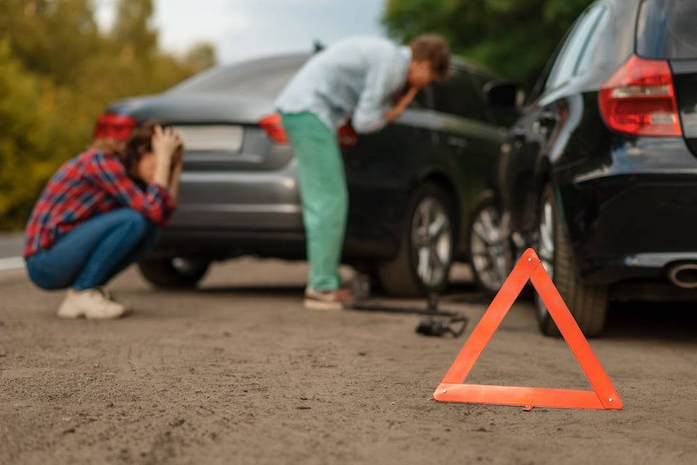 Accidente de coche con 2 conductores con señal de ceda el paso