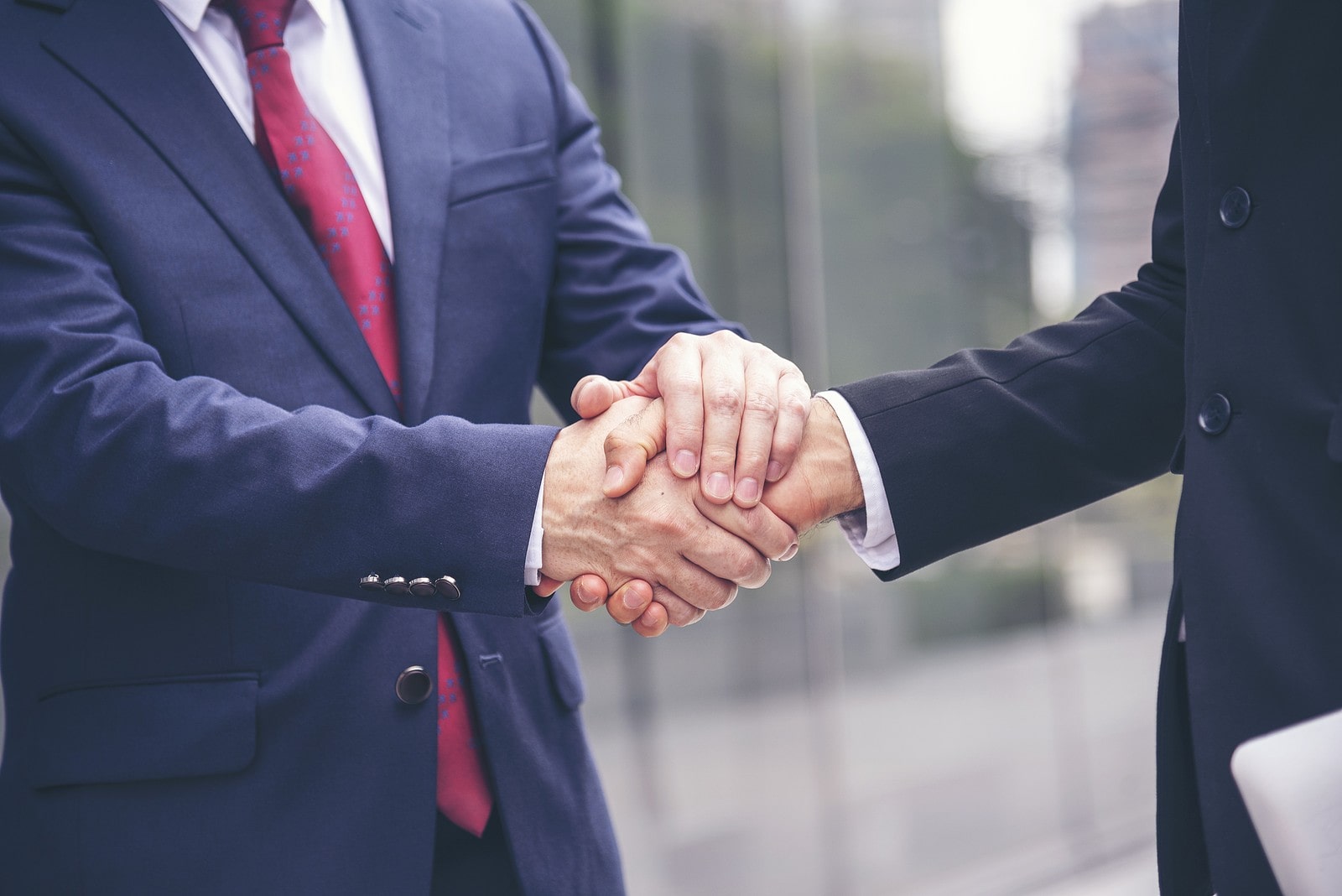 Un abogado da la mano a un cliente