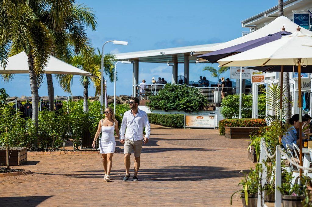 Pareja paseando cerca de la playa