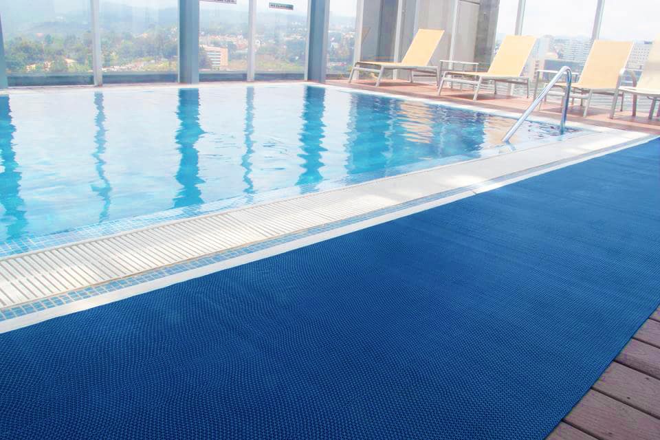 Floro antideslizante cerca de la piscina
