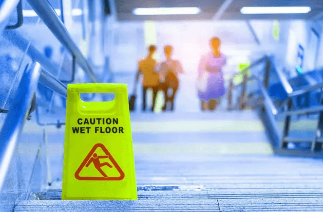 aviso de suelo mojado cerca de civiles 