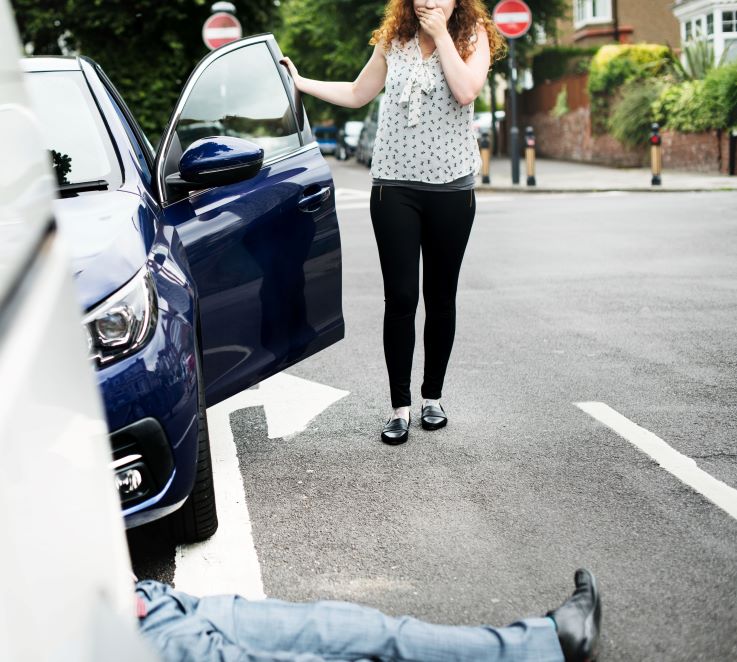mujer dándose cuenta del accidente que causó