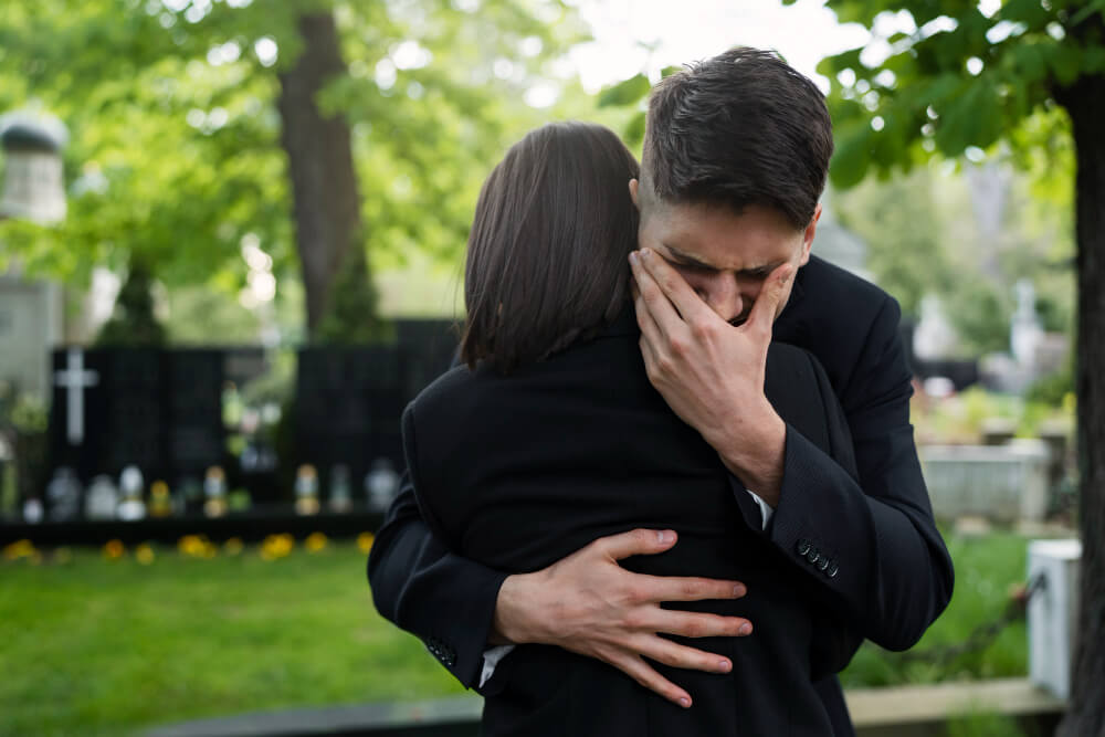 hombres y mujeres llorando la pérdida de un ser querido