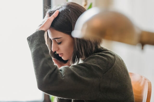 mujer preocupada hablando por teléfono