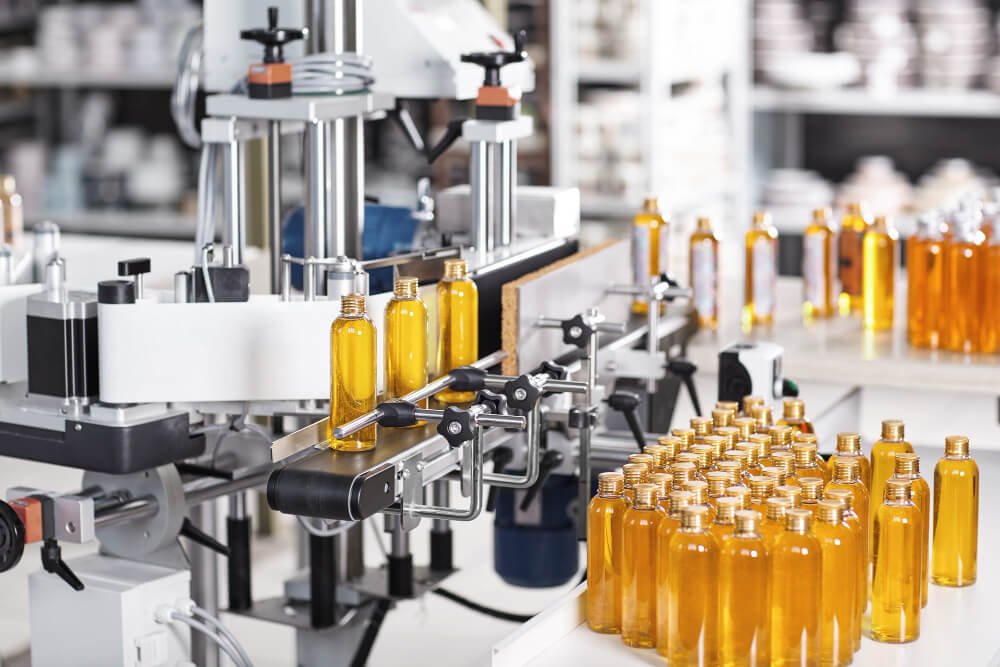 botellas de plástico transparente llenas de una sustancia amarilla
