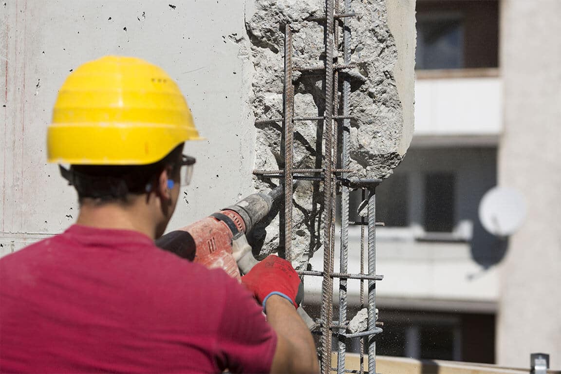 Caída de escombros y trabajador de la construcción
