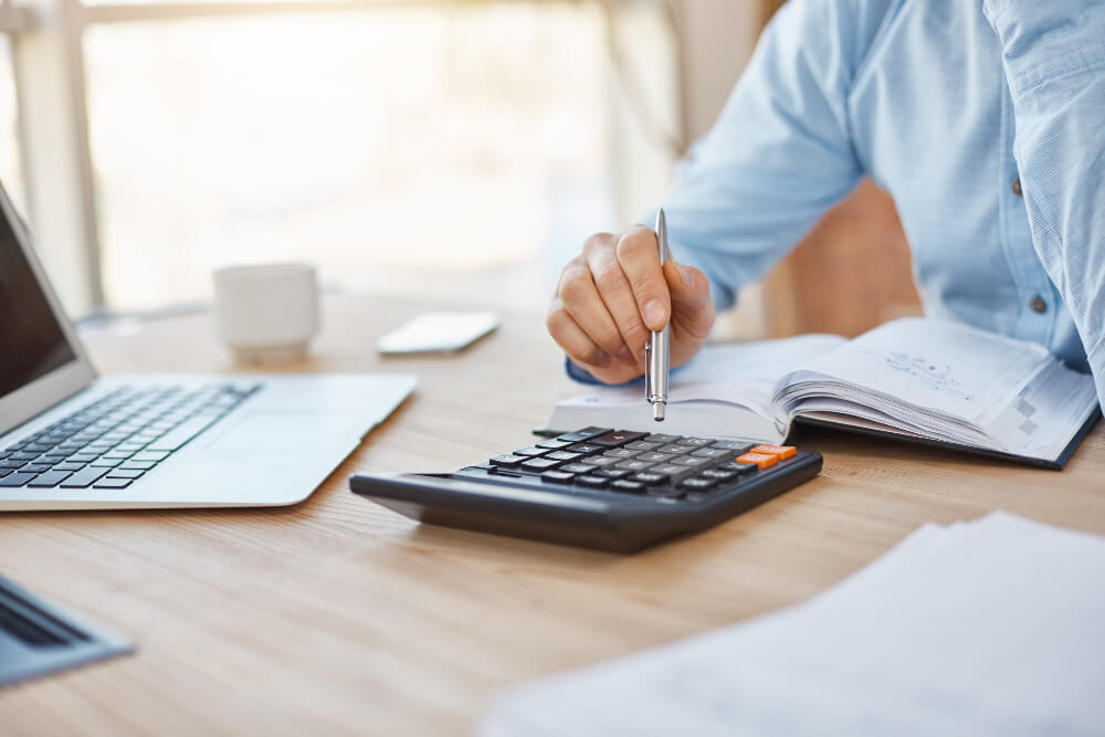 contable serio profesional sentado luz oficina comprobación finanzas beneficios calculadora 