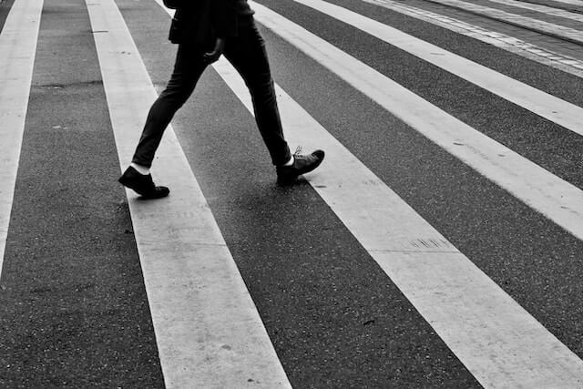 Primer plano de una persona en un paso de peatones 