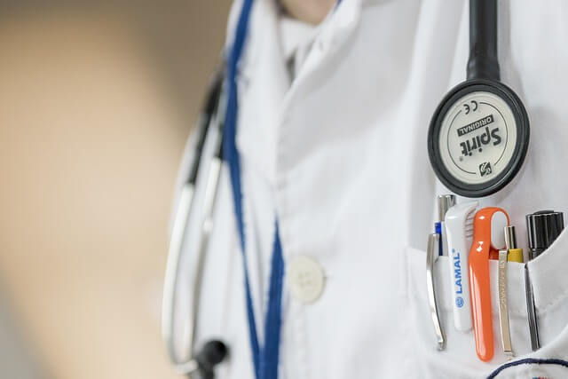 Bata de médico y estetoscopio en primer plano 