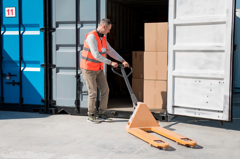 plano completo hombre cargando transpaleta